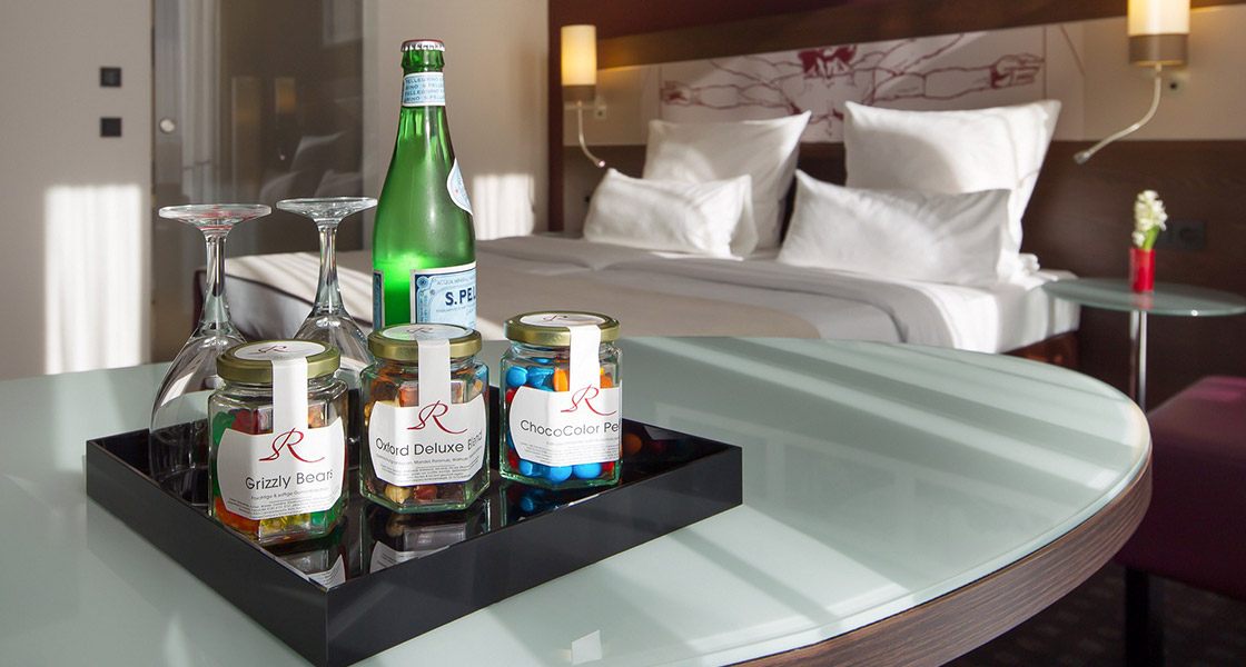 Hotelzimmer-Tablett mit drei gebrandeten CrackersCompany-Snackgläsern