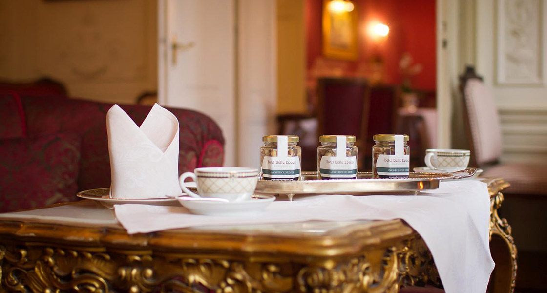 Teesalon-Tisch mit drei CrackersCompany-Snackgläsern und Kaffeetassen
