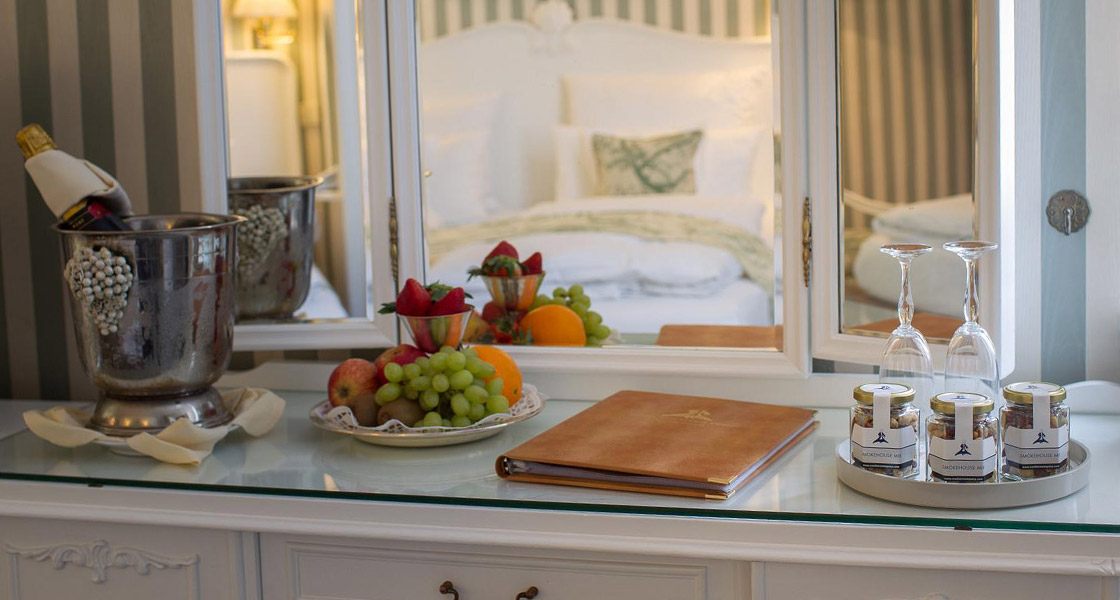 Hotelzimmer-Sideboard mit drei CrackersCompany-Snackgläsern