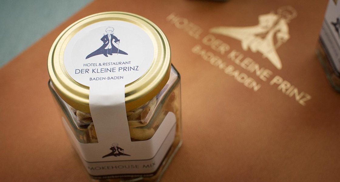 Nahaufnahme eines personalisierten CrackersCompany-Hotelglases